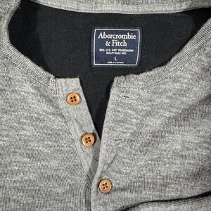 Abercrombie & Fitch Men’s Heather Gray Henley with Wood-Tone Buttons